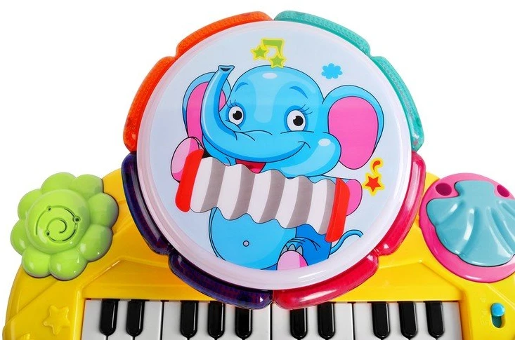 Linksmoji pianino klaviatūra su būgneliu