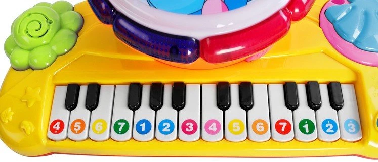 Linksmoji pianino klaviatūra su būgneliu