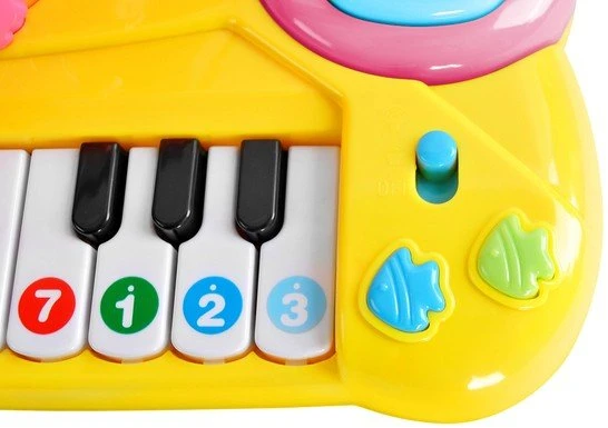 Linksmoji pianino klaviatūra su būgneliu