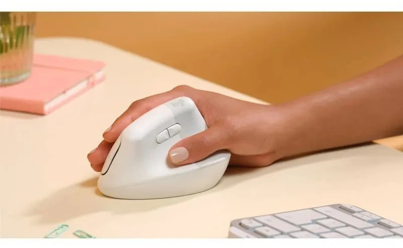 Logitech Lift vertikali balta pelė