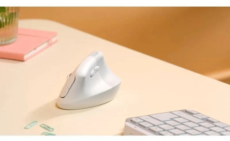 Logitech Lift vertikali balta pelė