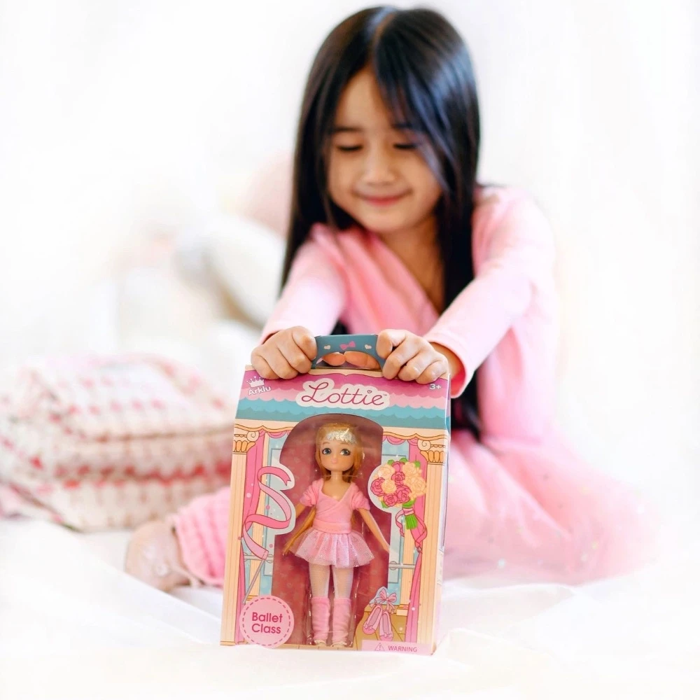 Lottie lėlė baleto repeticijoje