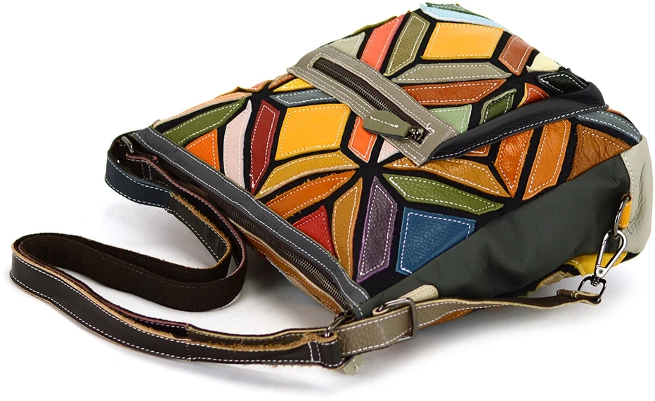 Magic Bags moteriška odinė rankinė su mozaikos raštu, nešiojama ant peties.