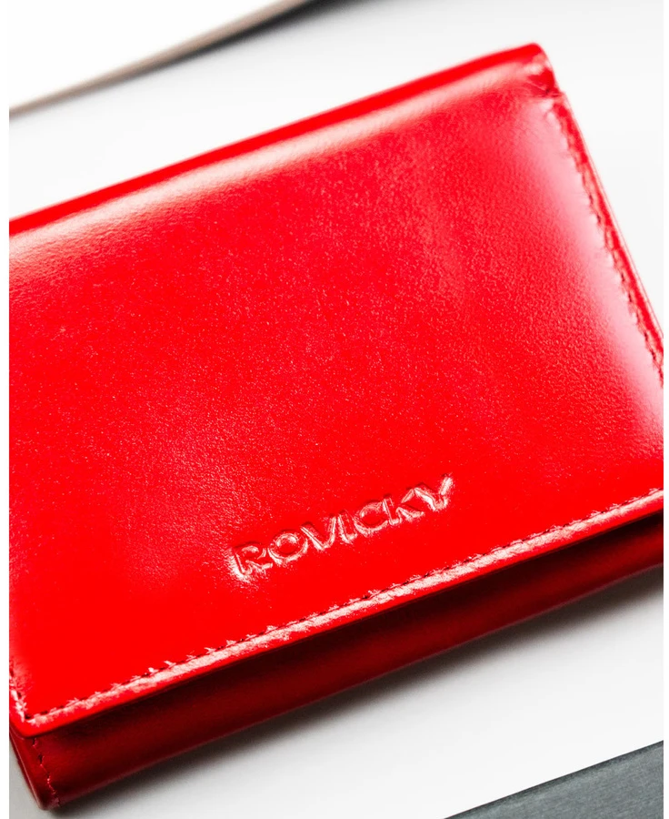 Mały portfel damski ze skóry naturalnej w czerwonym kolorze, wyposażony w system RFID - Rovicky