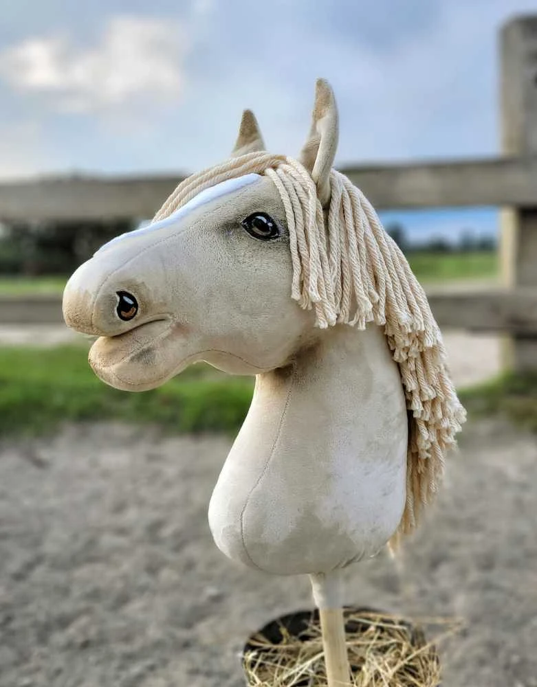 Medinis hobis arkliukas – cremello spalva