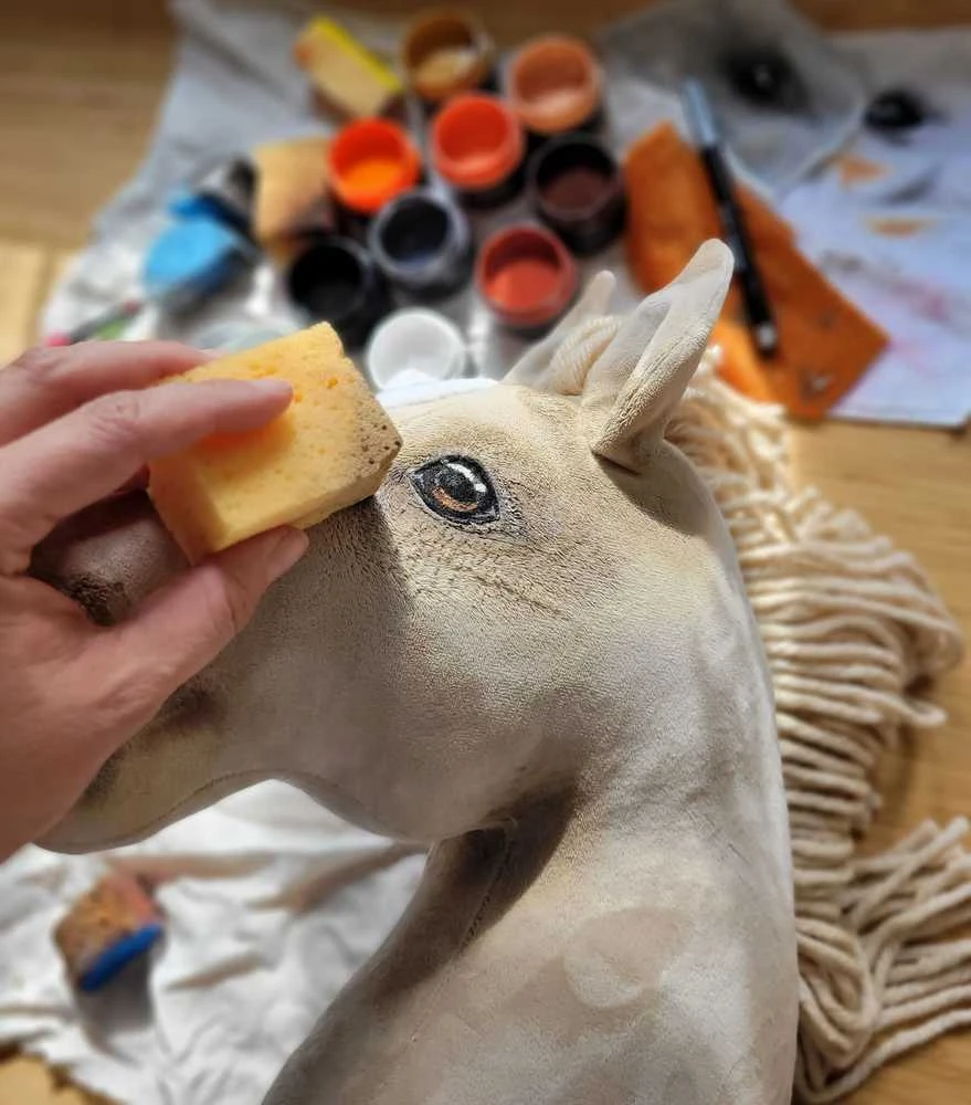 Medinis hobis arkliukas – cremello spalva