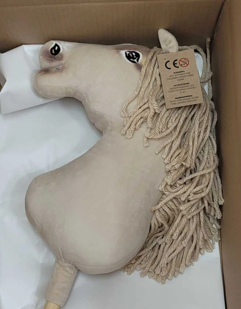 Medinis hobis arkliukas – cremello spalva