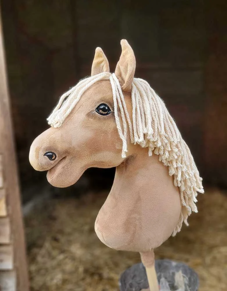 Medinis žirgas su kotu – palomino spalva