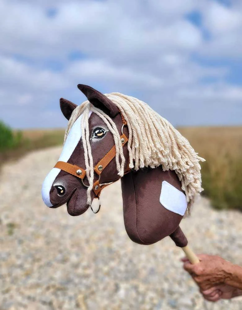 Super Hobby Horse Medinis žirgas su lazda tamsiai rudas – Premium Western