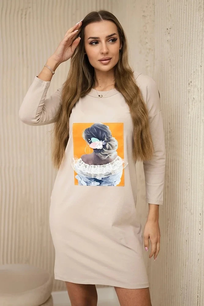 Medvilninė suknelė su 3D merginos grafika, smėlio