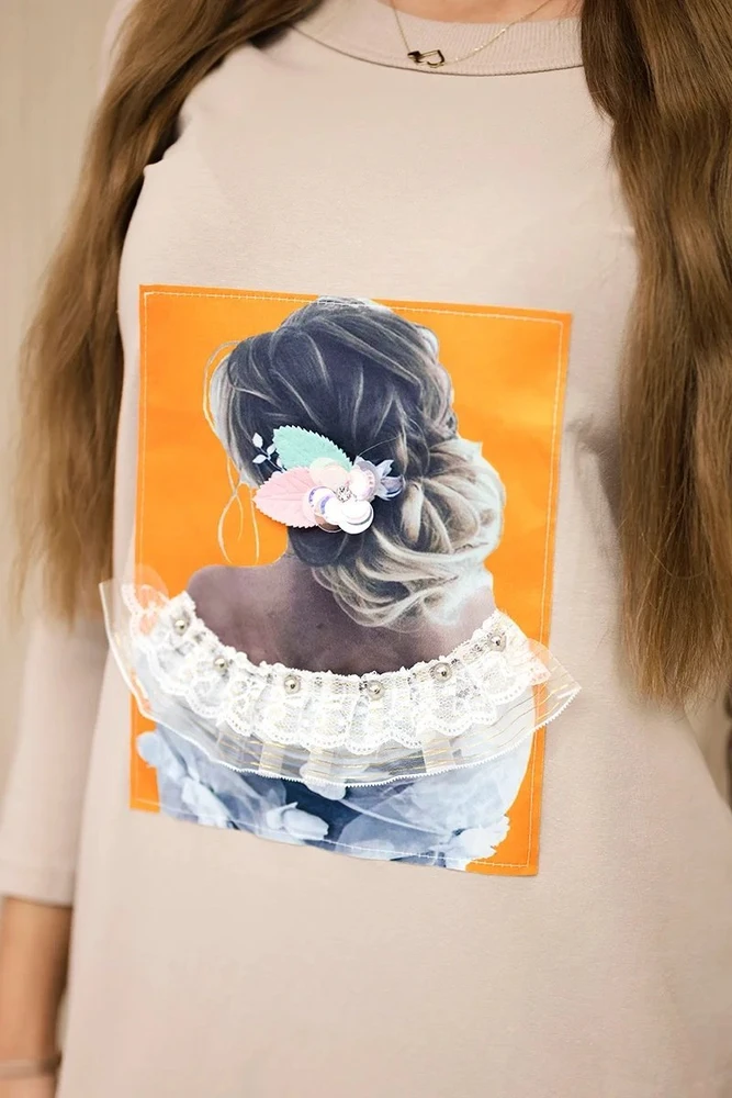 Medvilninė suknelė su 3D merginos grafika, smėlio