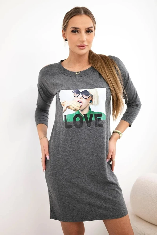 Medvilninė suknelė su „Love“ užrašu, grafito