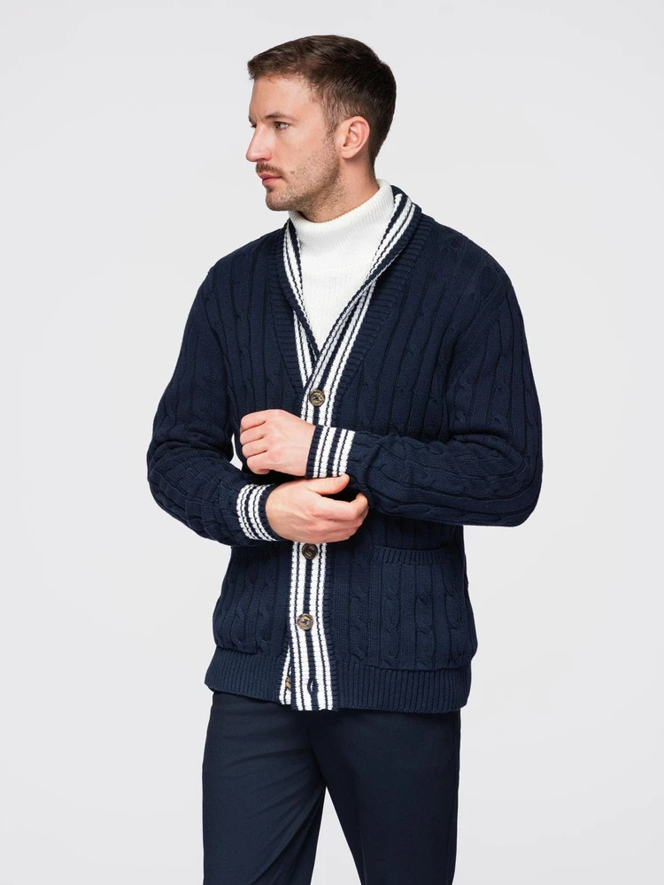 Megztinis su šaliu apykakle preppy stiliaus – jaukumui ir elegancijai kasdien.