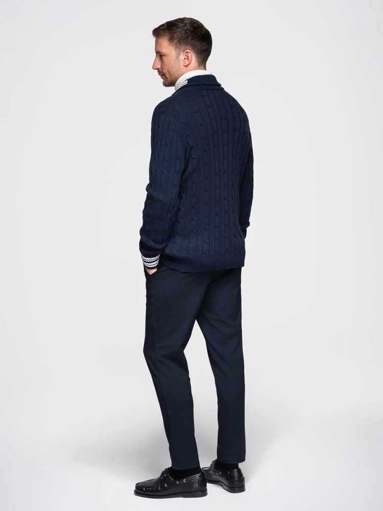 Megztinis su šaliu apykakle preppy stiliaus – jaukumui ir elegancijai kasdien.