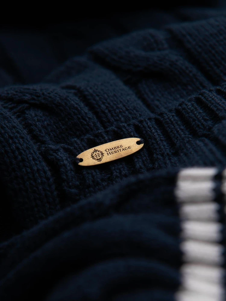 Megztinis su šaliu apykakle preppy stiliaus – jaukumui ir elegancijai kasdien.