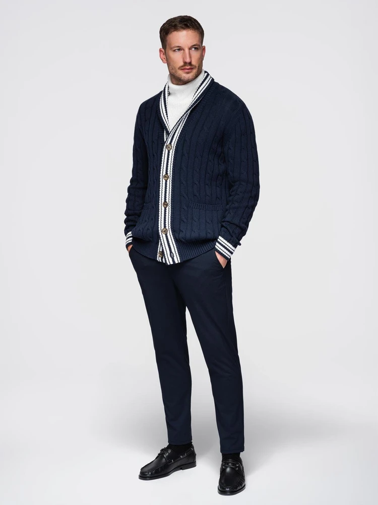 Megztinis su šaliu apykakle preppy stiliaus – jaukumui ir elegancijai kasdien.