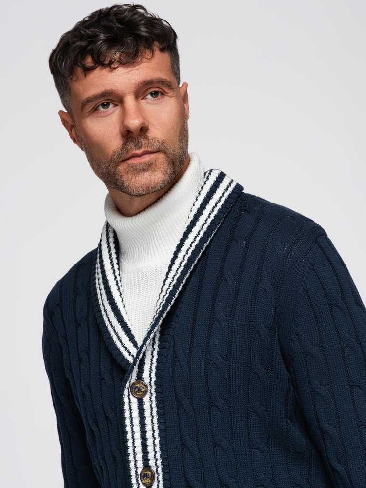 Megztinis su šaliu apykakle preppy stiliaus – jaukumui ir elegancijai kasdien.