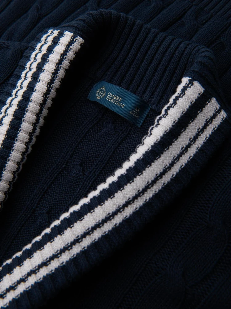 Megztinis su šaliu apykakle preppy stiliaus – jaukumui ir elegancijai kasdien.