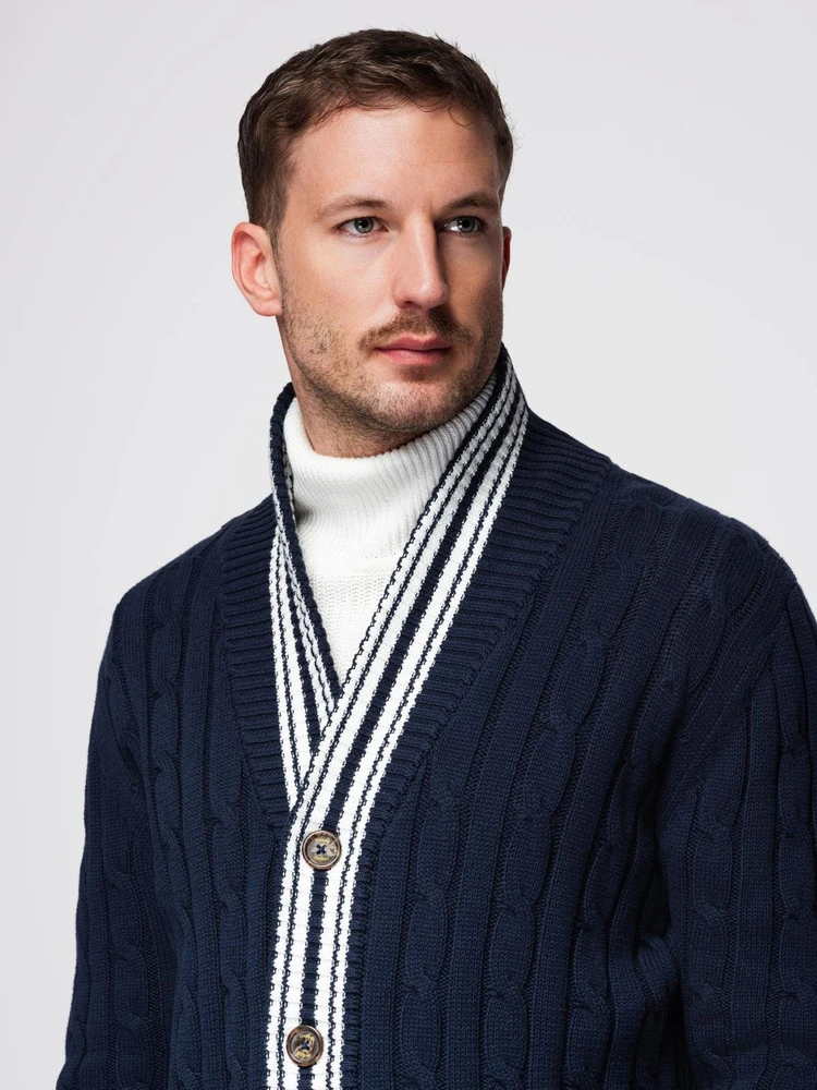 Megztinis su šaliu apykakle preppy stiliaus – jaukumui ir elegancijai kasdien.