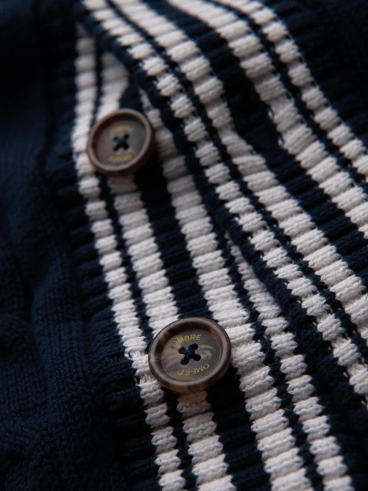 Megztinis su šaliu apykakle preppy stiliaus – jaukumui ir elegancijai kasdien.