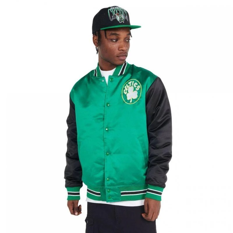 Mitchell & Ness NBA Boston Celtics Primetime sunkaus satino striukė su senoviniu „Celtics“ logotipu M JK8453-BCEKYGN