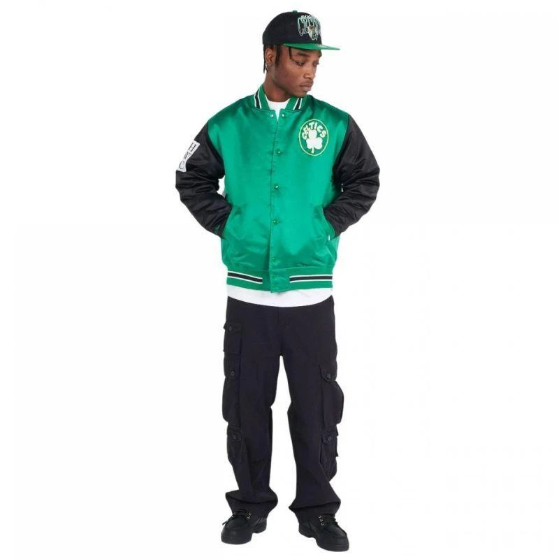 Mitchell & Ness NBA Boston Celtics Primetime sunkaus satino striukė su senoviniu „Celtics“ logotipu M JK8453-BCEKYGN