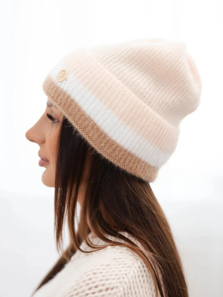 Moteriška beanie kepurė su dekoratyvia detale, kapučino spalvos
