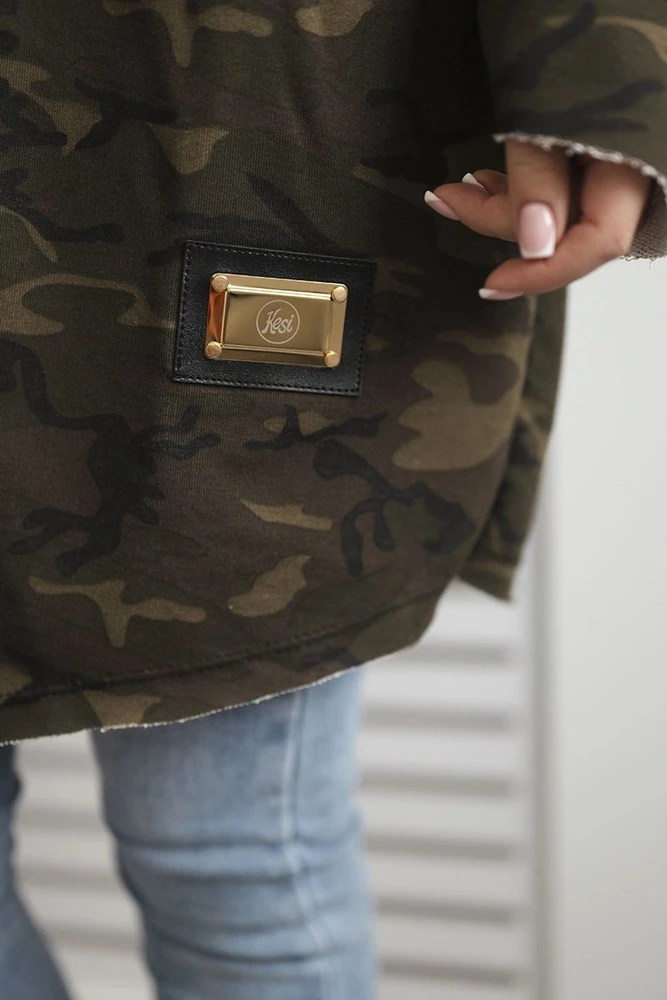 Moteriška ilga camo narzutka su gobtuvu ir užrašais