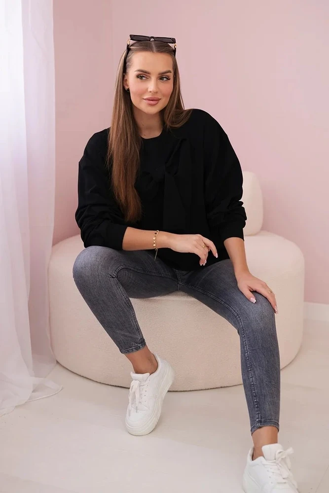 Moteriška juoda palaidinė su kaspinu