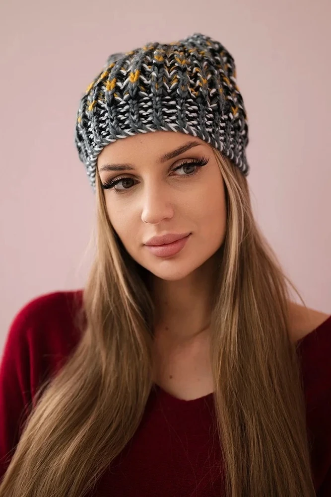 Moteriška kepurė su bumbulu Maria K335, tamsiai pilkos spalvos