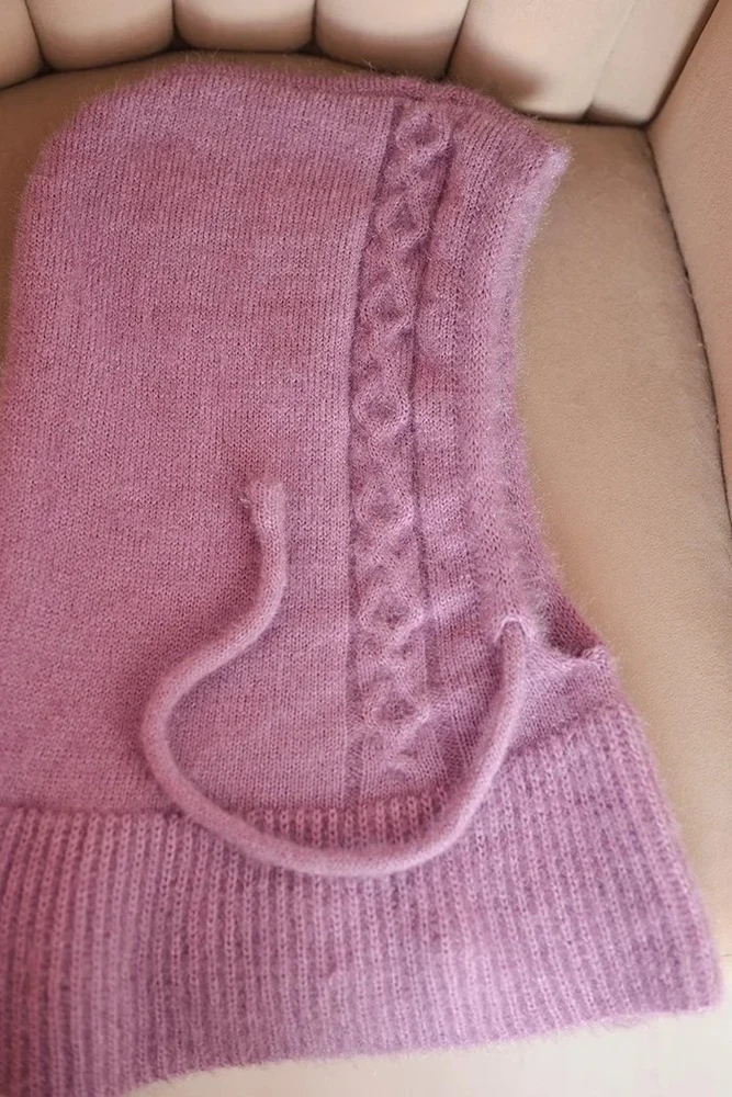 Moteriška kepurė su gobtuvu ir pynių raštu, šviesiai violetinės spalvos