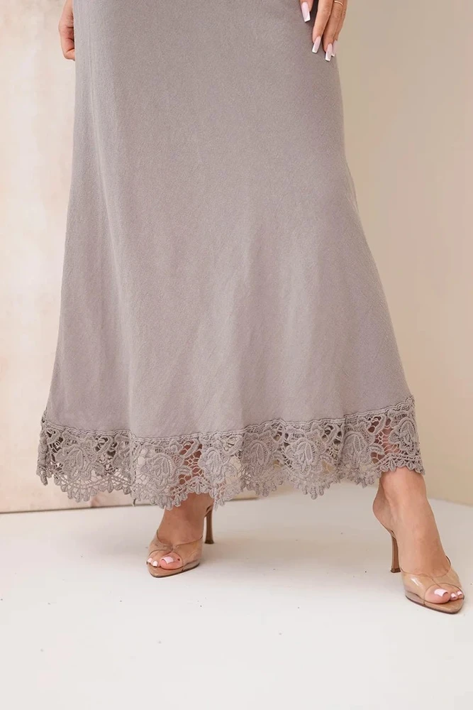 Moteriška maksi suknelė su nėrinių detale, pilkai smėlio spalvos