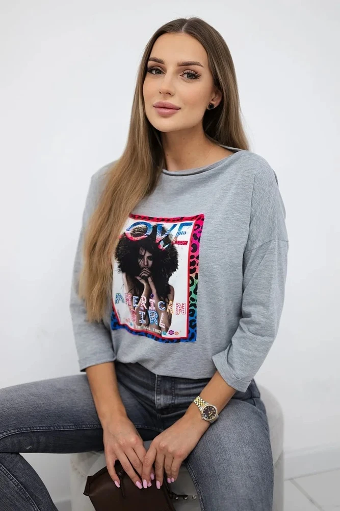 Moteriška medvilninė palaidinė su „American Girl“ grafika, pilka