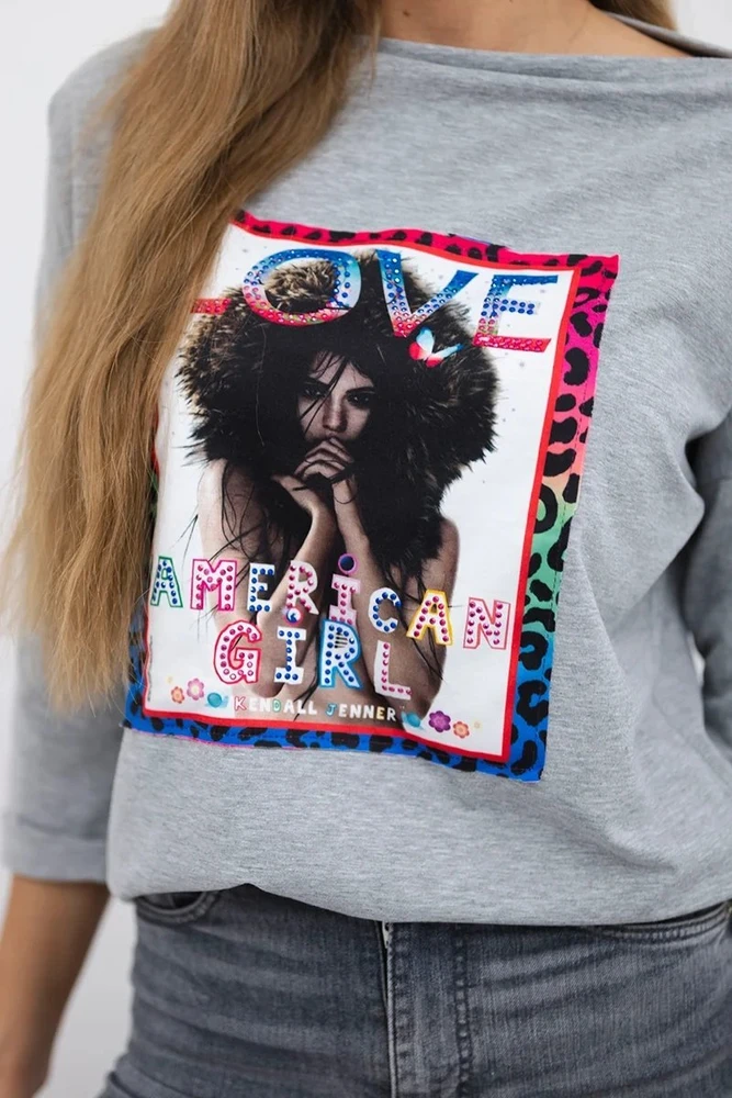 Moteriška medvilninė palaidinė su „American Girl“ grafika, pilka