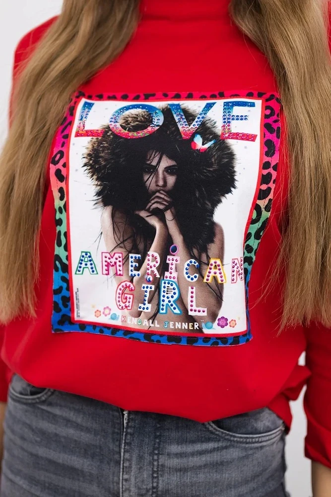 Moteriška medvilninė palaidinė su grafika „American Girl“, raudona