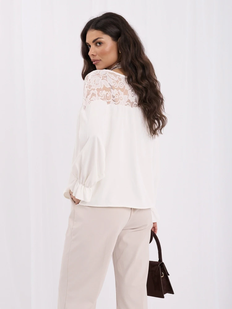 Moteriška palaidinė su nėriniais Italy Moda, kreminė