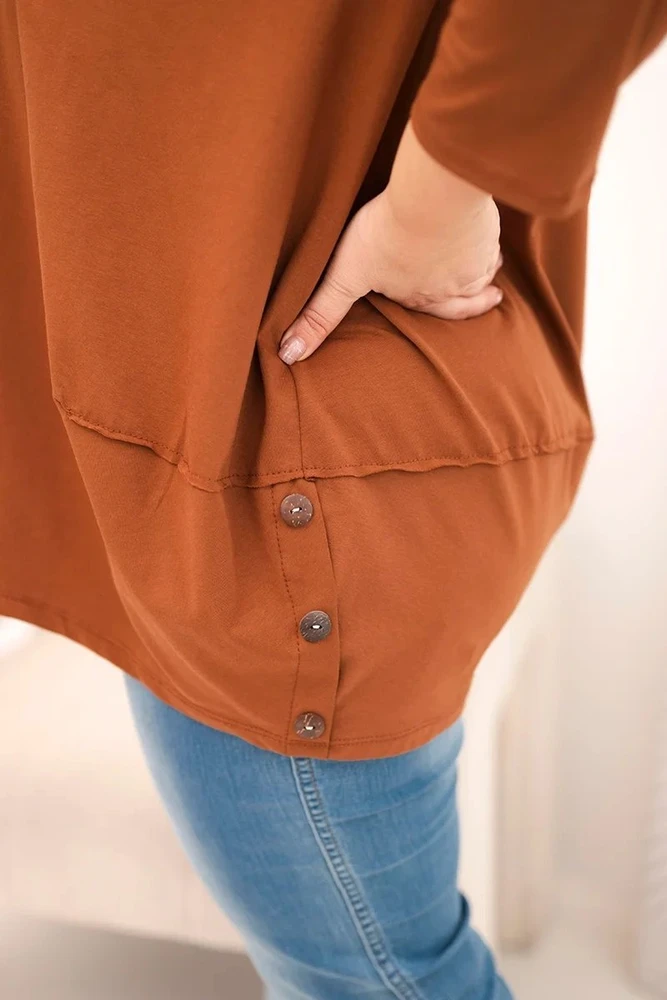 Moteriška Plus Size medvilninė palaidinė su dekoratyvinėmis sagomis, kapučino spalvos