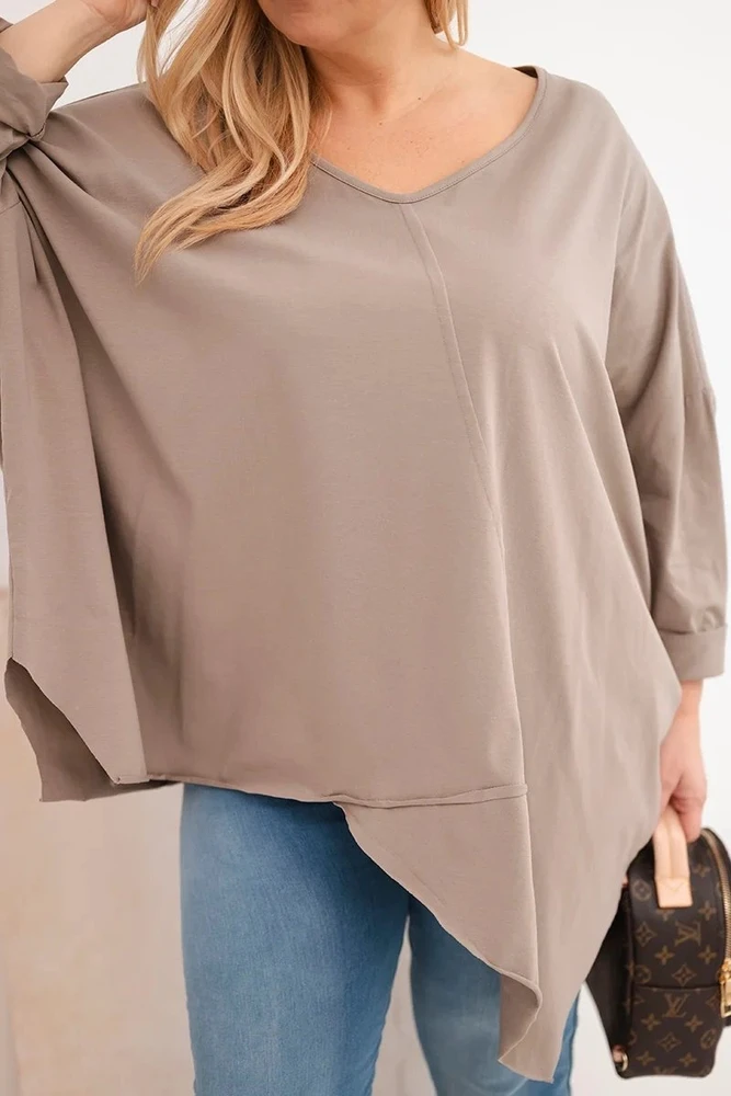Moteriška Plus Size palaidinė su asimetriniu apačios kraštu ir V formos iškirpte, kapučino spalvos