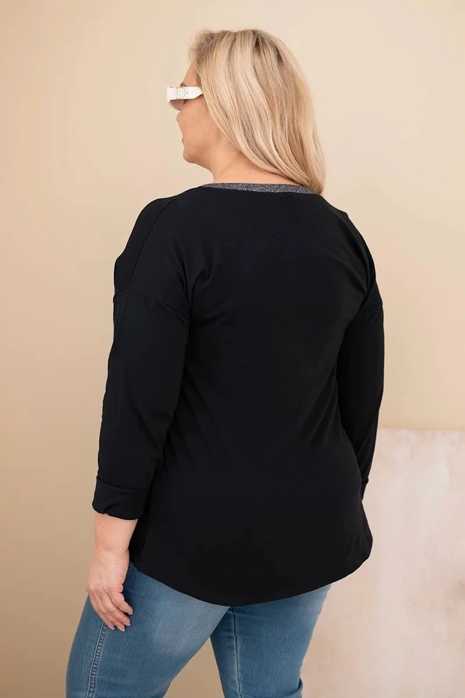 Moteriška Plus Size palaidinė su dekoratyviniu užrašu ir perliukais, juodos spalvos