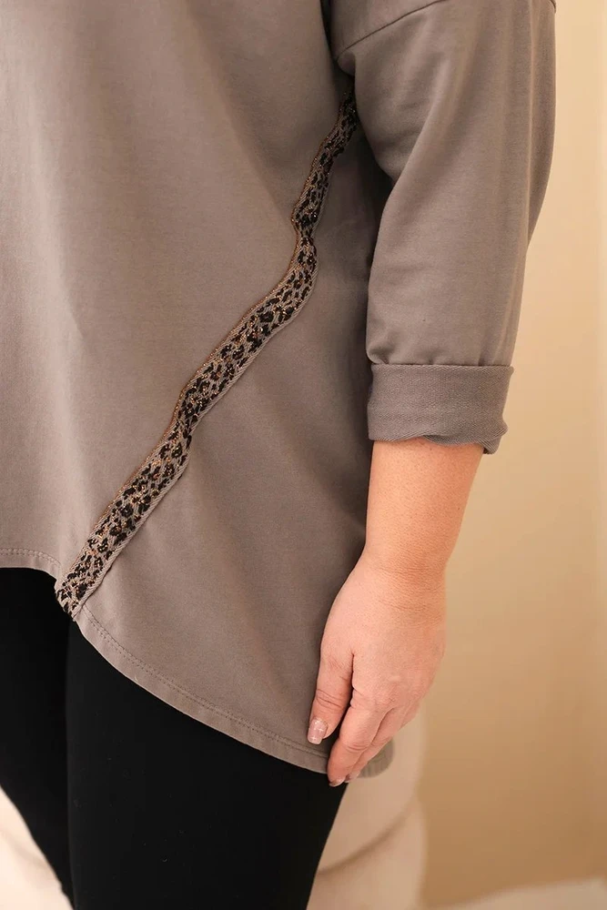 Moteriška Plus Size palaidinė su leopardo rašto detalėmis, kapučino spalvos