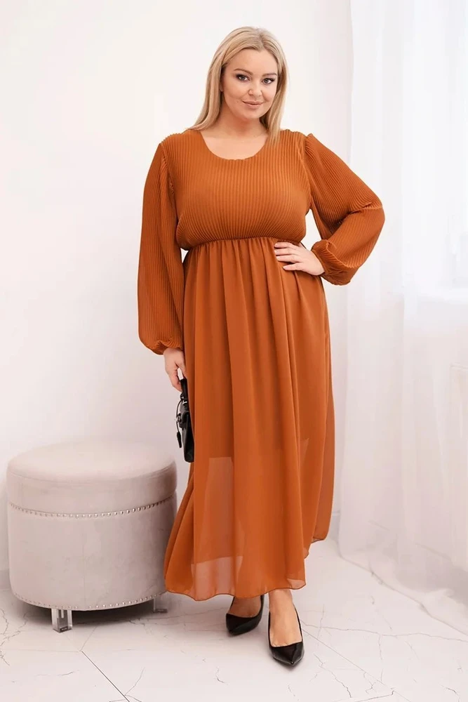 Moteriška Plus Size plisuota suknelė su ilgomis rankovėmis, kapučino spalvos
