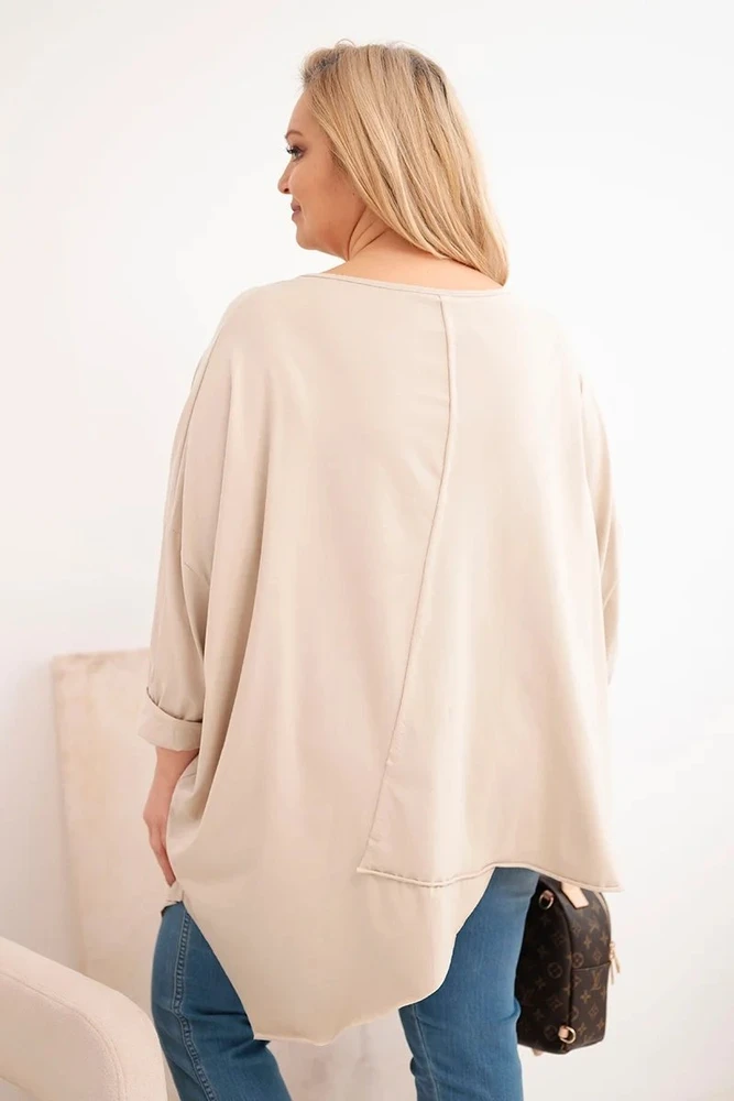 Moteriška Plus Size smėlio spalvos palaidinė su asimetriniu apačios kraštu ir V formos iškirpte