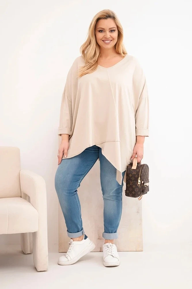 Moteriška Plus Size smėlio spalvos palaidinė su asimetriniu apačios kraštu ir V formos iškirpte