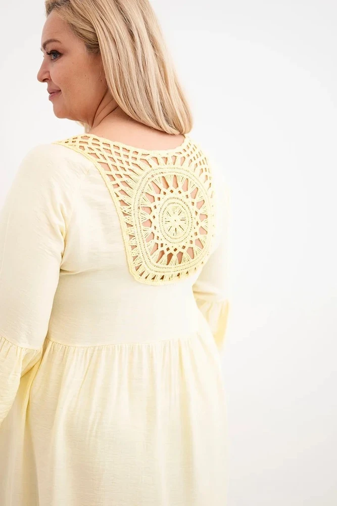 Moteriška Plus Size suknelė su ażurine apdaila, geltona
