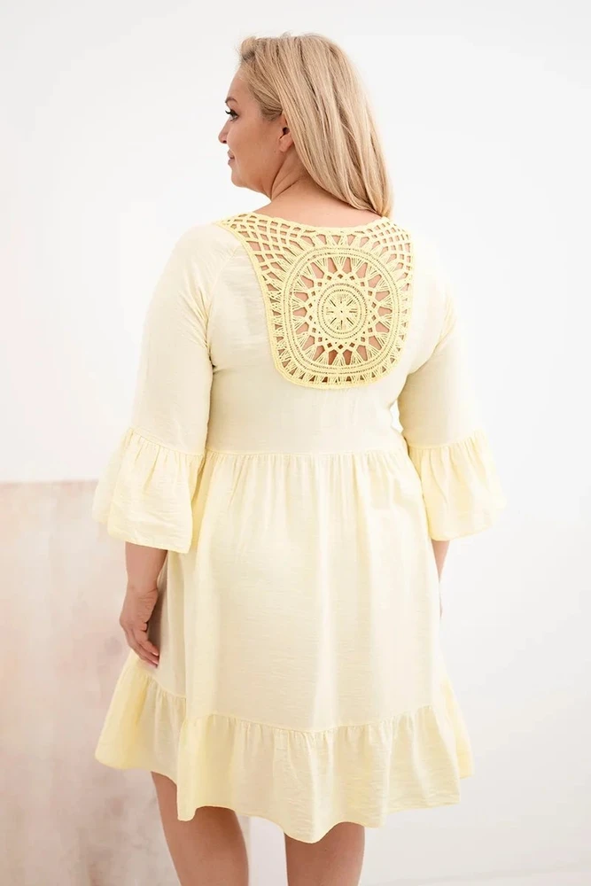 Moteriška Plus Size suknelė su ażurine apdaila, geltona