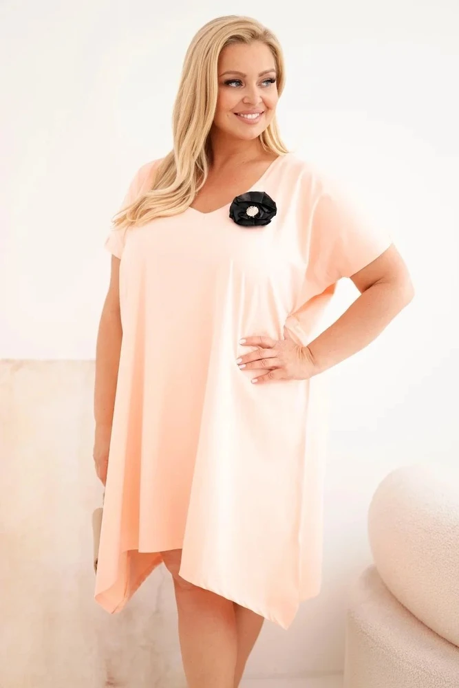 Moteriška Plus Size suknelė su sage ir V formos iškirpte, pudrinė rožinė