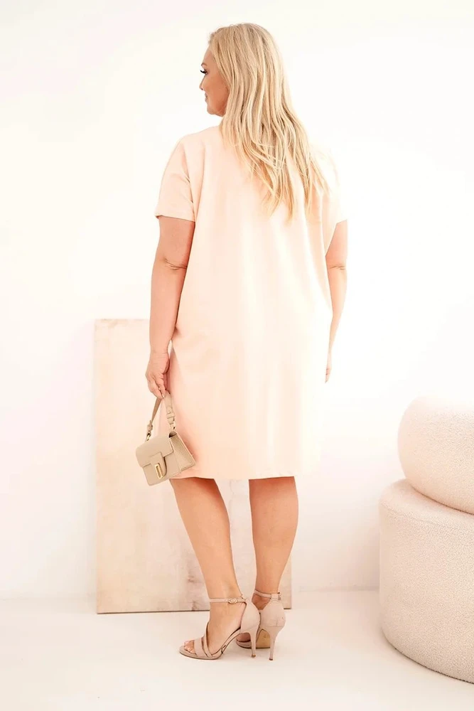 Moteriška Plus Size suknelė su sage ir V formos iškirpte, pudrinė rožinė