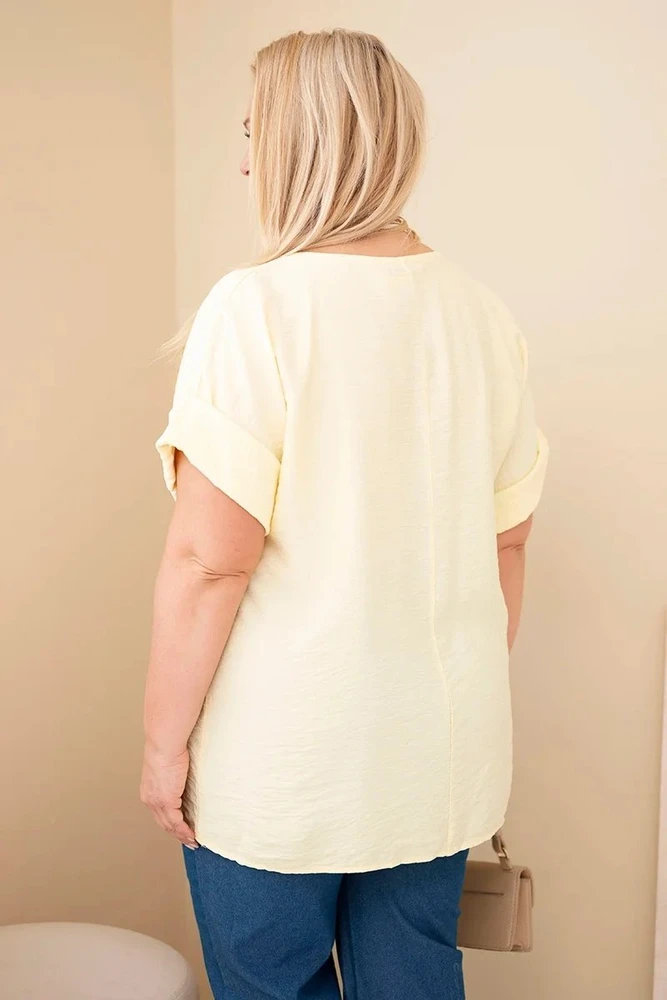 Moteriška Plus Size viskozinė palaidinė su dekoratyvine skarele, geltonos spalvos