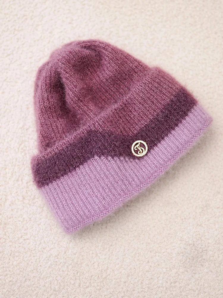 Moteriška rumbuota beanie kepurė su dekoru, tamsiai rožinės ir violetinės spalvos