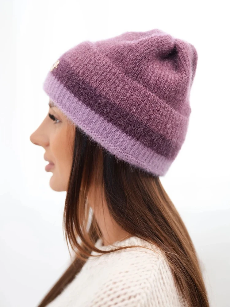 Moteriška rumbuota beanie kepurė su dekoru, tamsiai rožinės ir violetinės spalvos